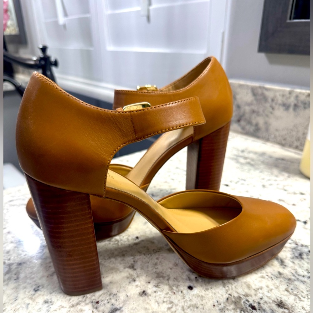 MICHAEL KORS close toe platform heels size 8